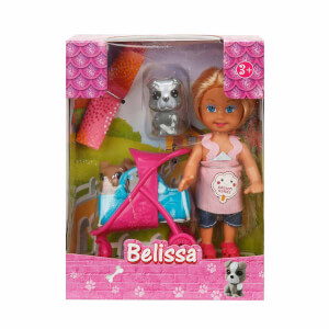 Belissa Köpeğini Gezdiriyor