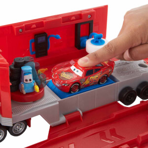 Disney Pixar Cars Dönüştürülebilir Mack Oyun Seti HDC75
