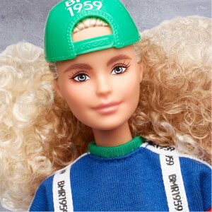 Barbie BMR1959 Koleksiyon Barbie Bebeği Şapkalı Kıvırcık Saçlı GHT92