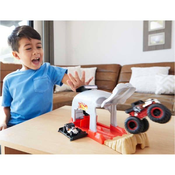 Hot Wheels Monster Trucks Fırlatıcılı Oyun Seti GKY01