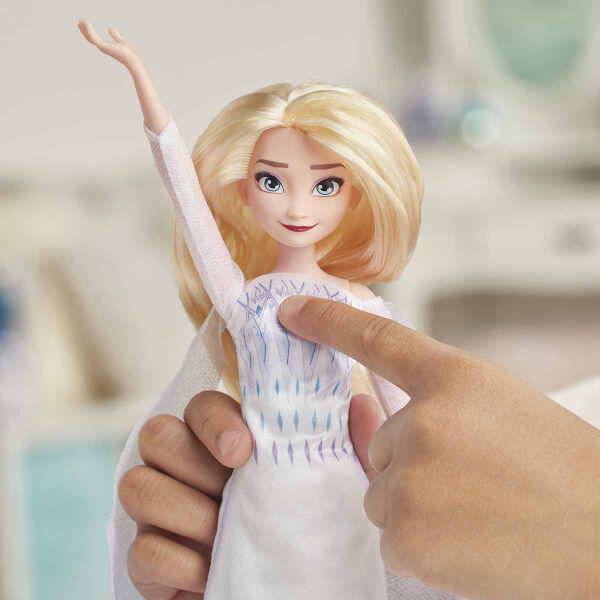 Disney Frozen 2 Şarkı Söyleyen Kraliçe Elsa E8880