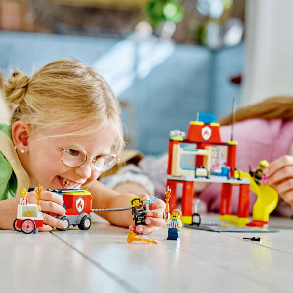 LEGO City İtfaiye Merkezi ve İtfaiye Kamyonu 60375