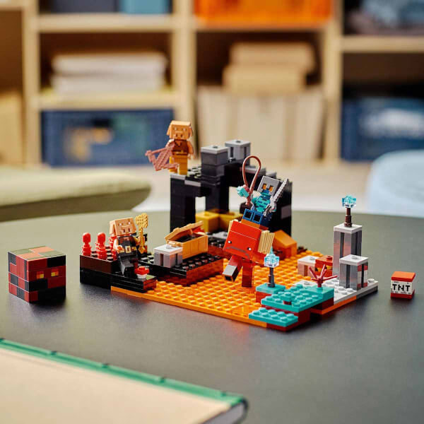 LEGO Minecraft Nether Burcu 21185