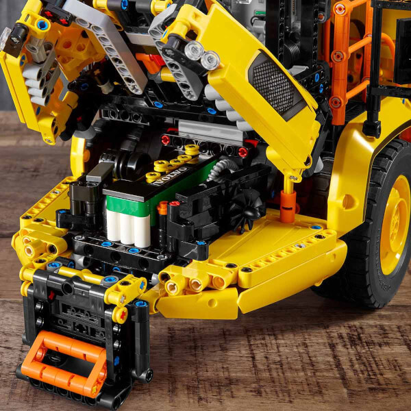 LEGO Technic  6x6 Volvo Mafsallı Kamyon 42114