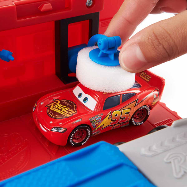 Disney Pixar Cars Dönüştürülebilir Mack Oyun Seti HDC75