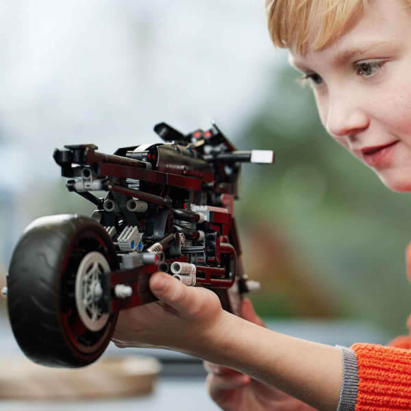 LEGO Technic BATMAN - BATCYCLE 42155
