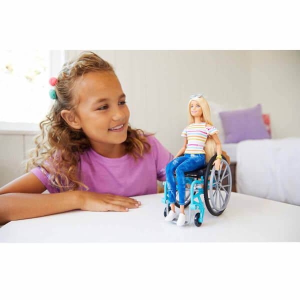 Barbie Tekerlekli Sandalyeli Bebek GGL22