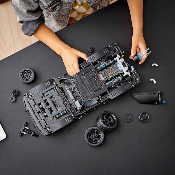 LEGO Technic BATMAN – BATMOBİL 42127